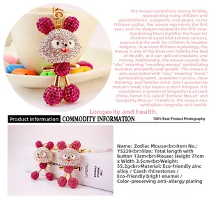 Detail showing crystal mouse keychain with dimensions 7.1x3.5cm and zinc alloy materials