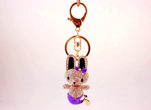 Dettaglio portachiavi a forma di coniglio sirena con strass bianchi e coda di pesce viola