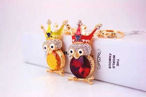 Détail du porte-clés hibou avec strass brillants et pierres précieuses facettées