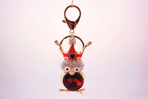 Détail du porte-clés hibou avec corps en cristal rouge et tête en strass