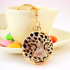 Sparkling rhinestone leopard head keychain in gold alloy with round cutout pendant