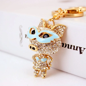 Porte-clés cochon avec strass brillants, détails de bikini bleu et fermoir mousqueton doré