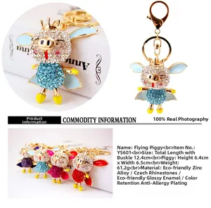 Détail d'un porte-clés cochon volant avec strass, couronne dorée et ailes mignonnes