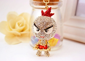 Détail d'un porte-clés personnage de dindon de dessin animé avec strass rouges étincelants