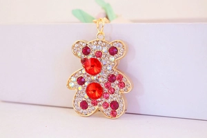 Dettaglio portachiavi a forma di orso con strass bianchi e accenti in cristallo rosso