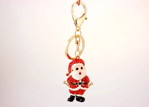 Vue détaillée du porte-clés Père Noël avec strass rouges et finitions en métal doré