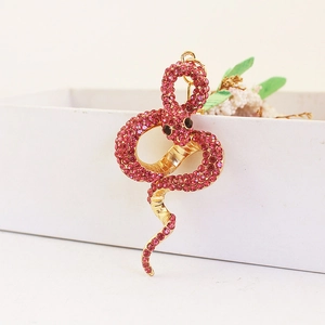 Porte-clés serpent doré raffiné orné de strass roses et d'yeux noirs gemmés