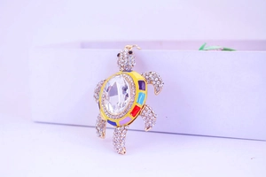 Détail macro d'un porte-clés tortue en cristal avec émail coloré et strass scintillants