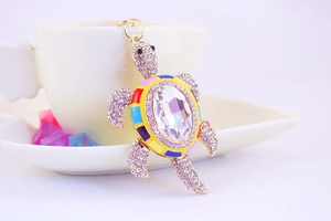 Détail du porte-clés tortue en cristal avec émail coloré et strass brillants incrustés