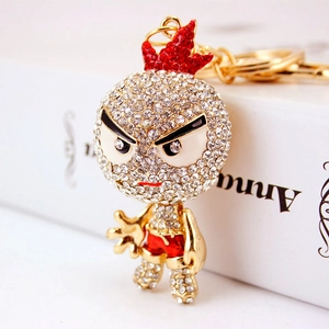Porte-clés garçon de dessin animé avec strass blancs et short rouge sur crochet doré
