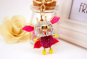 Détails macro du porte-clés cochon en strass avec couronne dorée et cristaux brillants