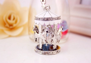 Vue détaillée du porte-clés carrousel avec émail blanc et strass en cristal étincelants
