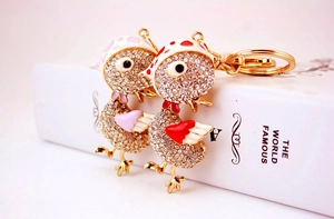 Détail du porte-clés canard serti de strass brillants et finitions en émail coloré