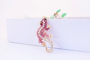 Détail macro du porte-clés lézard avec cristaux de strass roses et blancs brillants