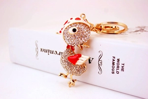 Vue détaillée d'un porte-clés canard doré serti de strass brillants et d'émail fin