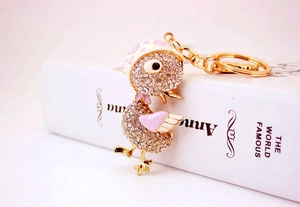 Gros plan du porte-clés canard en strass avec aile en émail rose et fermoir mousqueton