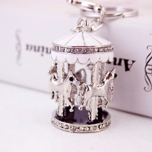 Porte-clés carrousel en argent exquis avec émail blanc et strass brillants et élégants
