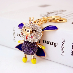 Porte-clés cochon à couronne avec strass brillants et ailes en émail sur base dorée