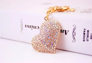Dettaglio portachiavi a cuore con strass colorati e chiusura a moschettone dorata