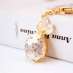 Porte-clés brillant en forme de bonbon avec strass et détails en émail blanc