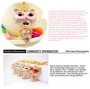 Gros plan d'un porte-clés cochon en strass brillant avec des détails en émail coloré