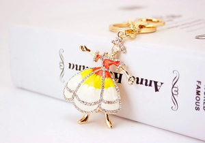 Dettaglio macro del portachiavi ballerina con smalto colorato e strass brillanti