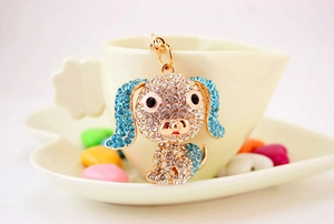 Dettaglio di un portachiavi a forma di carlino con strass su una tazza bianca a cuore