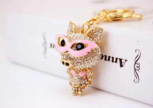 Détail du porte-clés cochon doré avec strass brillants et finitions en émail rose