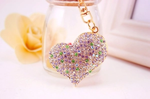 Dettaglio portachiavi a forma di cuore con strass colorati e chiusura a moschettone