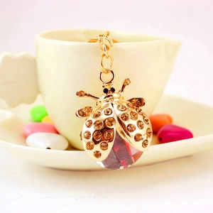 Porte-clés coccinelle mignon avec strass ambrés et cristal violet sur base en métal doré