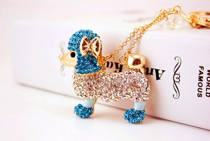 Détail de porte-clés caniche en cristal avec strass bleus et blancs sur alliage doré