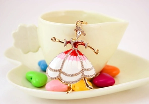 Squisito ciondolo ballerina con cristalli rosa appeso a una tazza di ceramica