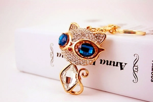 Vista macro portachiavi a forma di gatto con grande strass e occhi blu brillanti