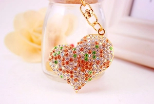 Dettaglio di un portachiavi a cuore con strass colorati e chiusura dorata