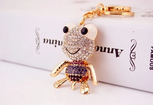 Vue macro du porte-clés grenouille en strass avec placage d'or et cristaux brillants