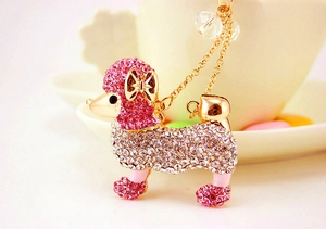 Vue détaillée d'un porte-clés caniche en cristal avec strass roses et finition dorée