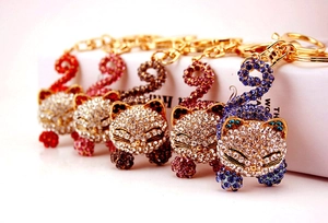 Vue macro des porte-clés chat avec strass brillants disponibles en cinq coloris divers