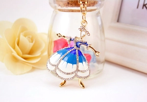 Dettaglio portachiavi ballerina con gonna in smalto blu e strass in cristallo scintillanti