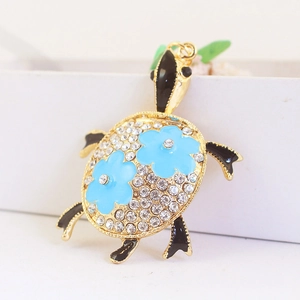 Porte-clés tortue étincelante avec cristaux, placage or et fleurs en émail bleu