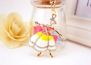 Dettaglio portachiavi ballerina con strass scintillanti e smalto colorato vivace