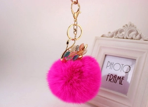 Dettaglio del portachiavi a cigno con strass colorati e pompon in peluche fucsia