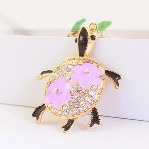 Porte-clés tortue étincelant avec fleurs en émail rose sur un cadre en métal doré