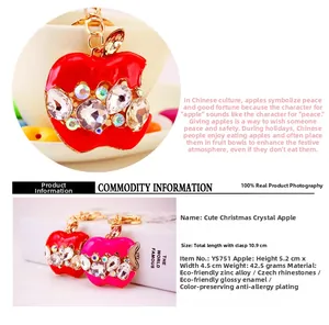 Gros plan d'un porte-clés pomme en cristal avec strass colorés et finition dorée