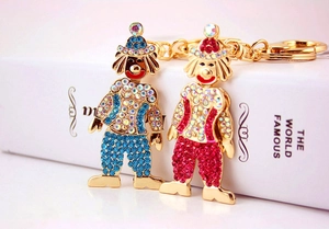 Dettaglio di un portachiavi clown creativo con strass colorati e chiusura dorata in lega