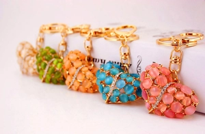 Set van hartvormige sleutelhangers met strass en opaalafwerking in diverse pastelkleuren