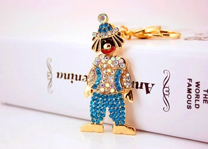Dettaglio del portachiavi a forma di pagliaccio con strass blu e placcatura dorata
