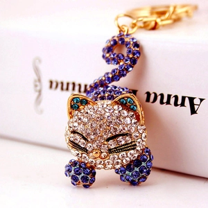 Porte-clés chat endormi scintillant en strass colorés sur une base en alliage doré