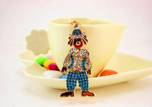 Dettaglio del ciondolo portachiavi a forma di clown con strass colorati su una tazza