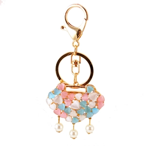 Porte-clés serrure de longévité doré avec cœurs en opale, strass et perles blanches