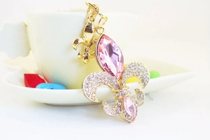 Dettaglio macro del portachiavi a fiore con cristalli rosa e strass scintillanti